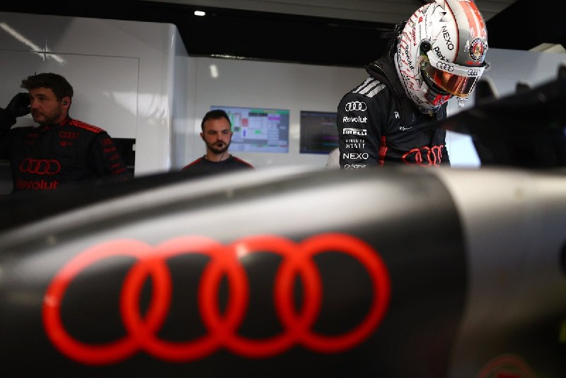 Почему молчание Audi на трассе — это не проигрыш, а хитрый ход?Зарубежные источн
