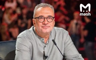 Константин Меладзе тайком получил гражданство Грузии — это второй паспорт продюсера после украинского. Который он обновил в 2024 году. По законам Грузии у гражданина страны не может быть два паспорта — от старого необходимо отказаться. Можно и сохранить, е