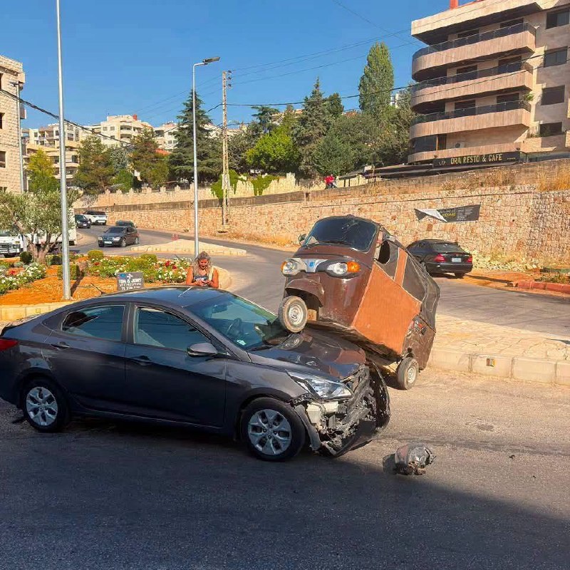 טוק-טוק נוחת על גבי מכונית...תאונת דרכים בזאהלה