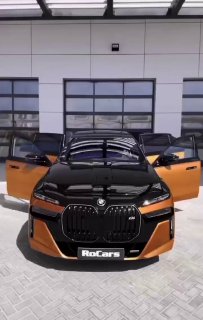 BMW i7 M70