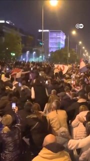 הסרבים חוגגים את ניצחון האופוזיציה ואת תבוסת מפלגתו של וויצ'יץ', שהייתה בשלטון 14 שנים. תראה איך זה היה.
