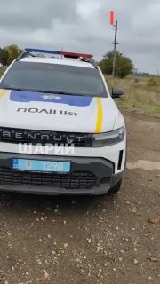 זה פשוט מעבר להבנה: באזור חרסון נאלצו קרובי משפחתו של המנוח להעביר את הארון ובו הגופה לרכב אחר, משום שנהג ה…
