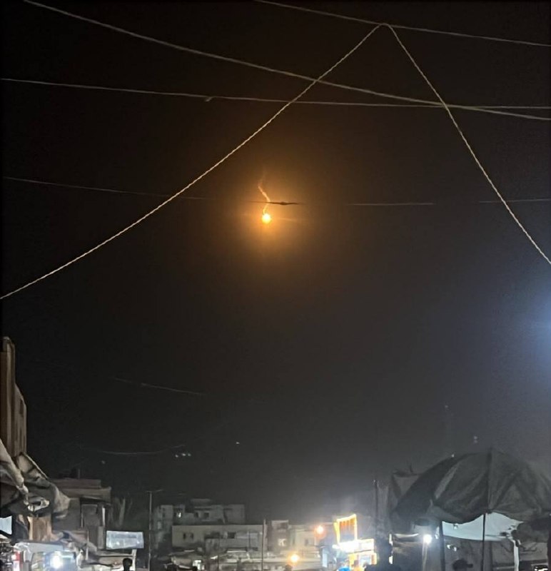 الجيش الإسرائيلي يطلق قنابل إنارة جنوبي خانيونس