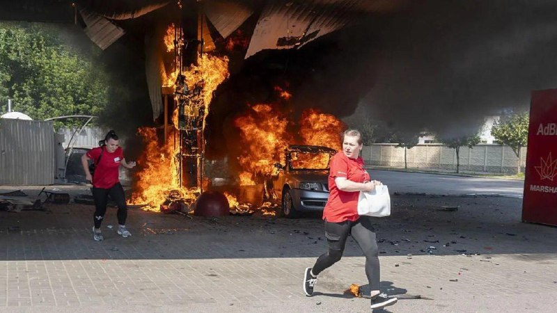 רוסיה תקפה תחנות דלק בתוך קייב, ופגעה בהן מחוז אחר מחוז בשעות העומס של הבוקר, כולל תקיפה כפולה שפגעה במגיבי…