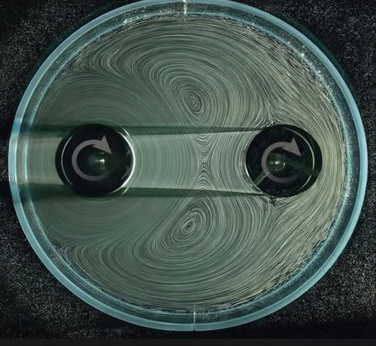 Scientists have reinvented the gear for the first time in 5,000 years.How? By swapping out solid mechanical teeth for dynamic fluid flows.For thousands of years, machines have depended on the exact meshing of physical gear teeth to transmit motion—a principle originating in ancient China that still suffers from issues like wear, contamination by debris, and misalignment.Now, researchers at New York University have developed an innovative "fluid gear" system that removes these mechanical contact points entirely. By submerging rotors in a carefully chosen liquid, the team showed that a driven rotor can create precisely controlled fluid currents to spin a passive rotor. This setup mimics traditional gears or pulleys without any direct physical contact, using the liquid itself as invisible, wear-proof "teeth."What makes this breakthrough especially powerful is its flexibility: unlike fixed metal gears, these fluid-based mechanisms can dynamically adjust their speed ratios and even switch rotation directions on demand. Simply by varying the gap between rotors or the flow velocity of the liquid, the system can shift from counter-rotating like classic gears to co-rotating like a belt-and-pulley drive.This advancement promises major improvements in robotics, precision machinery, and other fields by offering a robust, jam-resistant alternative to conventional mechanical components. The research, published in Physical Review Letters, points to a future where complex machines might transmit power through flowing liquids rather than clashing metal.["Hydrodynamic Spin-Coupling of Rotors", J. Zhang et al., Phys. Rev. Lett. 136, 084001 (2026).DOI: 10.1103/PhysRevLett.136.084001]Science and facts💡