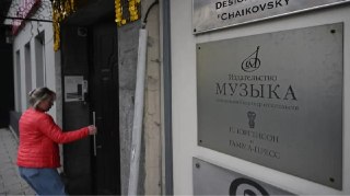 Суд в России национализировал издательство «Музыка» — крупнейшее хранилище нотных изданий  Перовский районный суд Москвы удовлетворил иск Генпрокуратуры и обратил в доход государства издательства «Музыка», «Гамма-пресс» и «Музыкальное издательство "П. Юрге