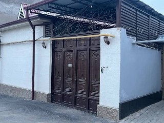 Продается дом 2 сотки в центре города цена 100000