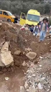 سكان مادما يخترقون الحواجز الترابية للوصول إلى منازلهم