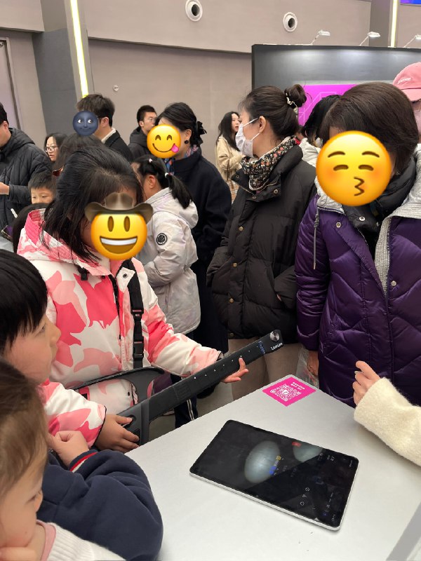 家长和小孩最多，主要还是看小朋友们在玩各种硬件、机器宠物和 3D 打印