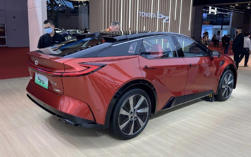 Toyota представила купеобразный кроссовер bZ5 3