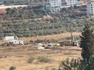 מתנחלים מביאים בתים ניידים נוספים ומרחיבים את מאחז ההתנחלויות במישור העיירה טורמוס איה, מצפון לרמאללה.