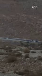 مستوطنون يهاجمون مركبات فلسطينية بحماية الاحتلال في المغير