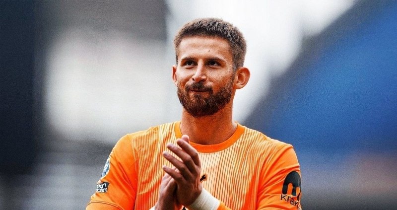 Fotbalł: ⏺ دیوید اورنشتاین: 🗣 انتقال امیلیانو مارتینز به یوونتوس کنسل شد. ❤️ @Fotball📰 رومانو:⚽️ بانوی میلف حالا رفته دنبال ویکار