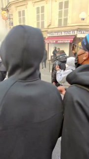 🇫🇷 Rioters in France attack the firefighters trying to put out the fires.