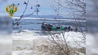 На Байкале перевернулся катер с туристами. Пять человек погибли, сообщили в МЧС. Всего на борту находилось 18 человек. По информации Baza, капитан «Хивуса» на воздушной подушке выехал на лёд. В какой-то момент он решил совершить прыжок со льда в воду, и им
