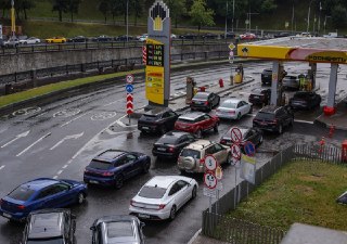 На московских заправках снова появились лимиты на продажу топливаОграничения на продажу топлива в Москве ввели на АЗС «Газпром нефти» и «Татнефти». Об этом сообщило РБК со ссылкой на горячие линии компаний.🔵 Дефицит топлива. На горячей линии «Газпром нефти