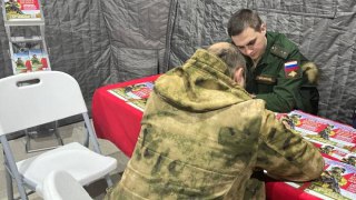 В России стали «перекупать» добровольцев. Самарская область подняла выплаты вербовщикам на СВО до полумиллиона рублей — но только за контрактников не из Самарской областиВласти Самарской области утвердили выплаты в 500 тысяч рублей «за содействие в привлеч