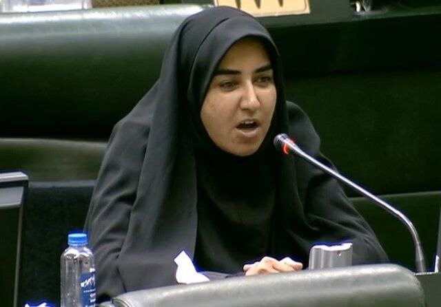 دیده بان انقلاب: حمله نمایندگان حامی قالیباف به صداوسیما و نوشابه باز کردن آنها برای دولت ادامه داردسارا فلاحی نماینده ایلام و از حامیان