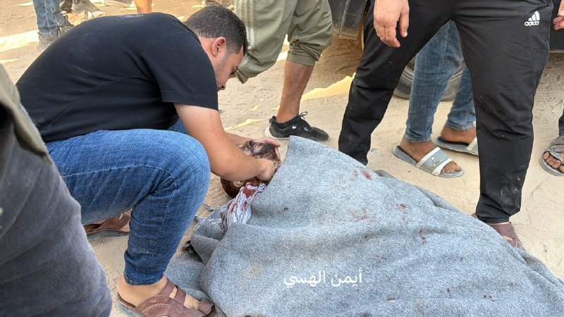 תמונות מזירת ההפצצה האווירית של הכיבוש על אופניים בסביבת מאפיית אל-יזיג'י בשכונת טל אל-הווא בעיר עזה.
