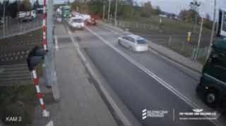 Видос с ж/д переезда в польском Познане, который держит в напряжении до самого конца