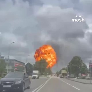Взрыв на заправке в Пятигорске при разгрузке газовоза. Пострадали два человека.Сейчас с ними работают медики — один из пострадавших в тяжёлом состоянии доставлен в больницу.❗ Не грузятся фото и видео? Читайте нас в MAX.