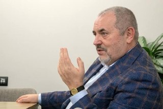 Борису Надеждину вменяют публичное демонстрирование символики экстремистской организации, сообщает телеграм-канал «ЭкоЮрист» со ссылкой на адвоката политика.  Соответствующая статья предусматривает штраф либо административный арест, а также запрет избирать