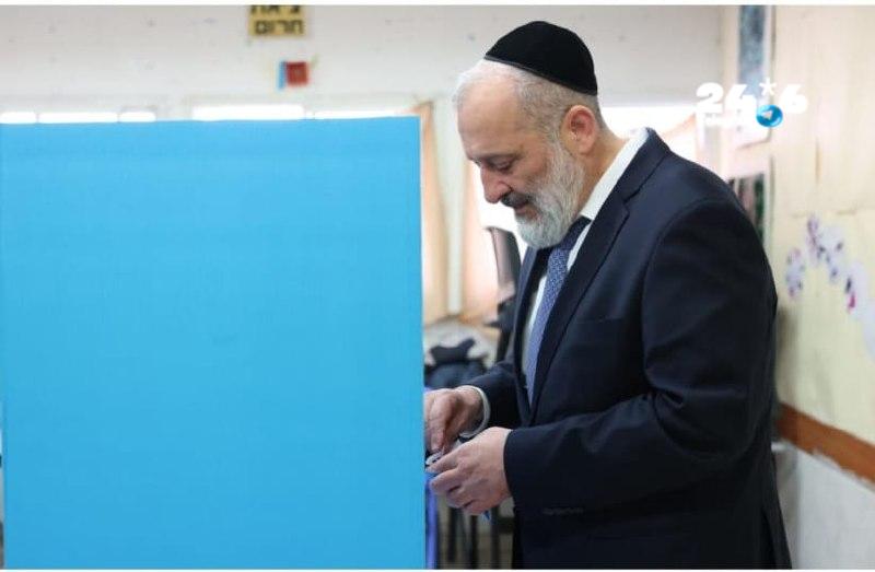 🇮🇱 דרעי קרא להצביע עבור תלמידי התורה. בקלפי פנה דרעי לאזרחים: "כאן מתנהל מאבק על הגנת תלמידי התורה — המצב…