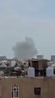סצנות מכוונת נמל התעופה הבינלאומי בצנעא עם מספר פשיטות