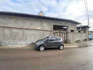 Uchastka srochni sotiladi