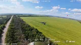 צפו: מזל"ט מיירט FPV אוקראיני מפיל מכונית סיבים אופטיים רוסיים באמצעות משגר רשת.