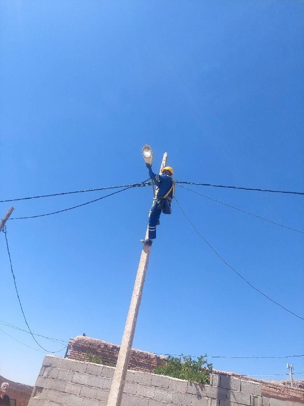 سنخواست زیبا #شهر_سنخواست: جهت رفاه حال اهالی روستاهای منطقه سنخواست لامپزنی معابر انجام گردید. لامپزنی نقاط مختلف معابر روستایی منطقه سنخواست تو