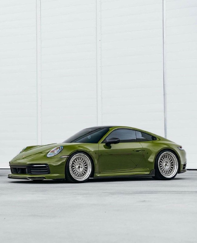 Porsche 992 и Audi E-TRON 7