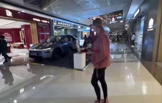 Блогер выяснила, что новая Tesla model Y в Китае продается за 2,4 млн рублей, а 