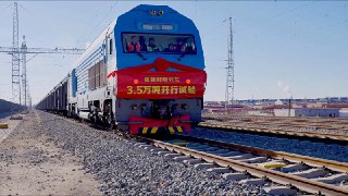 #通行线·铁路#【世界首列3.5万吨级重载群组列车在包神铁路集团试验开行成功】12月8日，随着7列5000吨级货运重载列车在包神铁路集团万水泉南站南场实现自动解编、有序进站，这项由中国神华、包神铁路集团联合北京通号设计院等单位共同承担的国家能源集团十大重点科技攻关项目——“重载列车群组运行控制系统技术研究与应用”取得重大突破，成功实现世界首列3.5万吨级重载群组列车试验开行。3.5万吨编组列车是我国目前重载列车试验运行最长编组，7列群组试验列车分别在纳林沟门、沙坝子、关碾房和达拉特北四个车站通过“虚拟连挂”