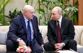 Лукашенко направился в Россию на встречу с ПутинымАлександр Лукашенко отправился с рабочим визитом в Россию, сообщили в его-пресс-службе. У него запланирована встреча с Владимиром Путиным — они собираются обсудить «ключевые направления двустороннего сотруд