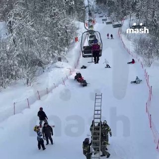 50 туристов два часа провисели на сломавшемся подъёмнике на подмосковной горнолыжке в двадцатиградусный мороз.Он резко остановился посреди 1100-метрового подъёма в гору в спортивном парке Степаново Дмитровского района Подмосковья. Причина — неисправность в