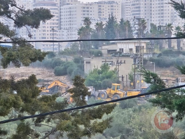 Israeli forces demolish structures in Qalundia north of Jerusalem