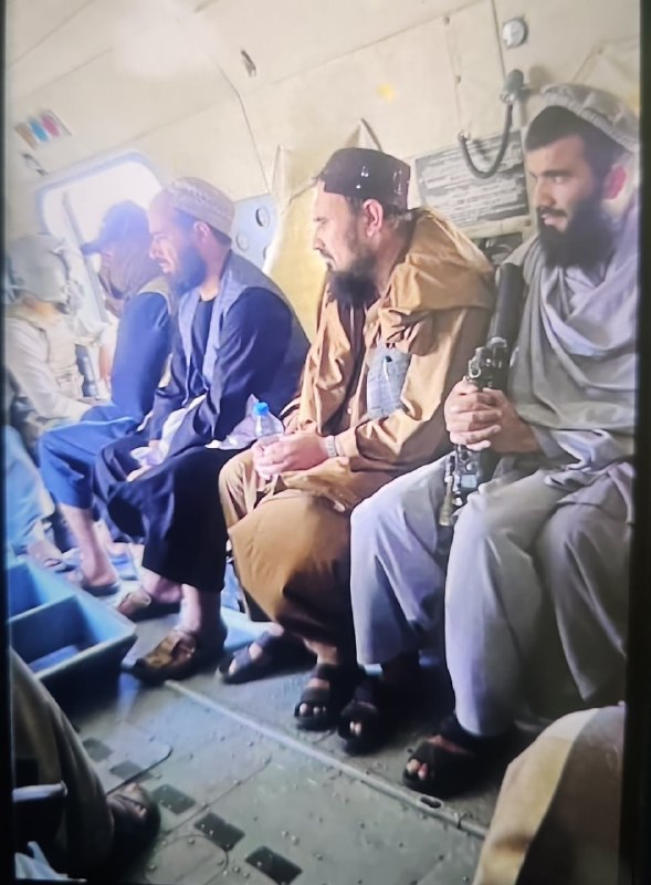 خبرگزاری افغان ایرکا: 📸 تصویری از «جمعهخان فاتح»، فرمانده ناراضی طالبان که پس از درگیری با نیروهای امنیتی طالبان در بدخشان خود را تسلیم کرد،