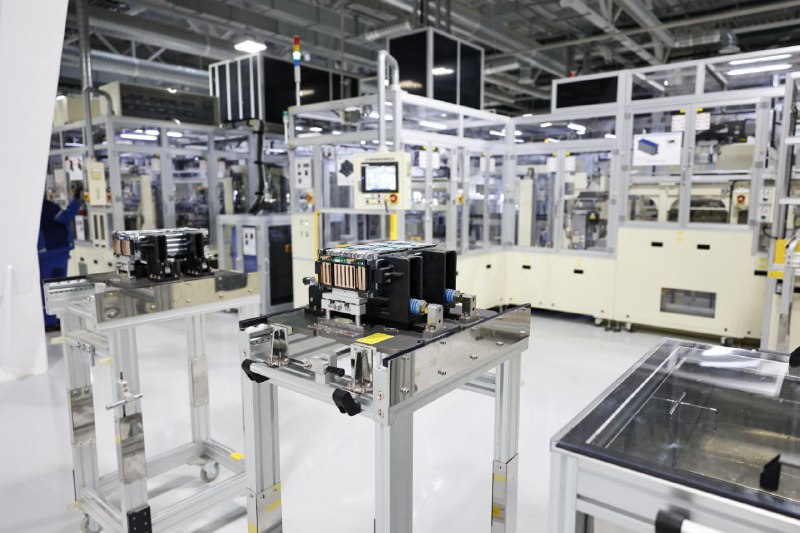 Минпромторг сообщил о запуске первого в России предприятия полного цикла по выпуску литий-ионных аккумуляторов, назвав его «гигафабрикой». фото