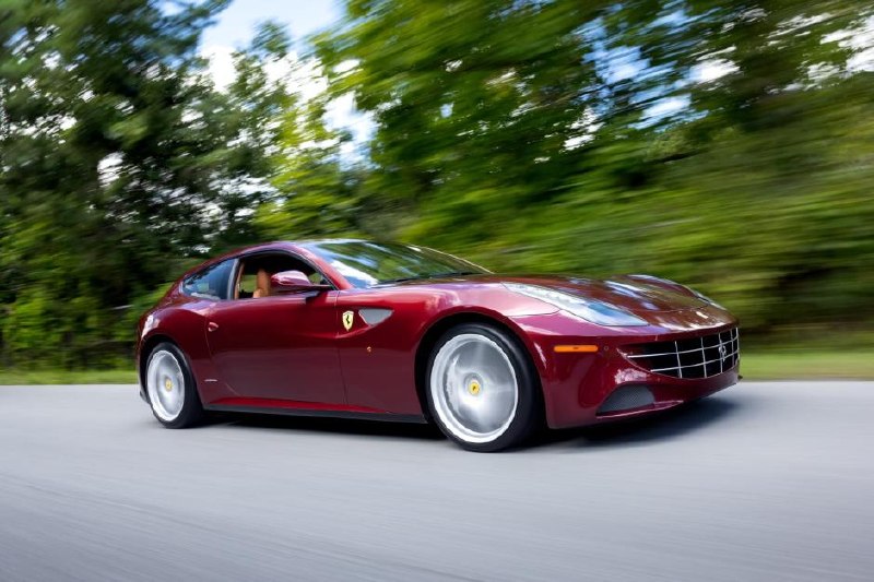 Сегодня в центре внимания Ferrari FF 2012 года выпуска! 🚗 Эта модель представля