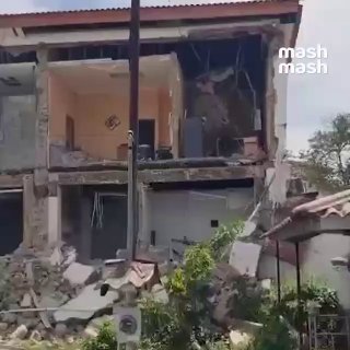 Российские туристы в Панаме наблюдали из окна, как во время мощного землетрясения трескается и рушится соседний отель, в котором находились люди.Как рассказали Mash отдыхающие, они были на 29-м этаже гостиницы, когда начались сильные толчки. В их номере ра
