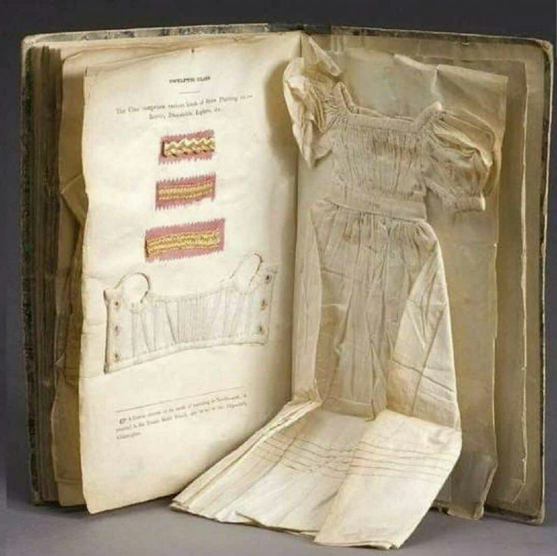 عجایب جهان وترفند ودانستنیهای علمی: کتاب خیاطیِ تقریبا دویست ساله. سال ۱۸۳۳، دوبلین، ایرلند!+ این دیگه کتاب خیاطی نیست. خود خیاط اومده پیشت داره حرف میزنه ب