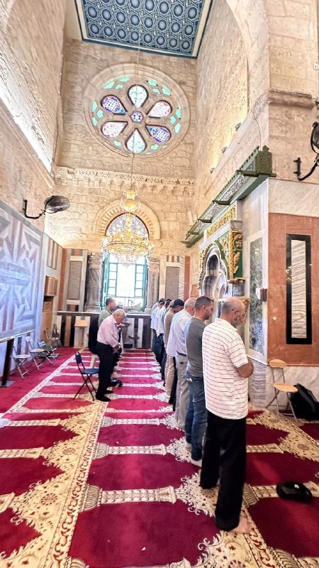 חלק מתפילת הצהריים באולם התפילה קיבלי במסגד אל-אקצא המבורך.
