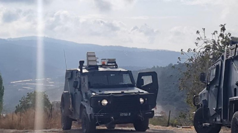 כוחות הכיבוש מתפרסים בסמוך למבצע הריסת הבתים באזור "עין אל-סאקי" באדמות העיירה בירצייט, מצפון לרמאללה.
