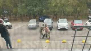 באודסה, עובד TCC היכה גבר באגרופים בחלק האחורי של ראשו במהלך גיוס כפוי ברשת מופצים צילומים של "עסקאות" אחר…