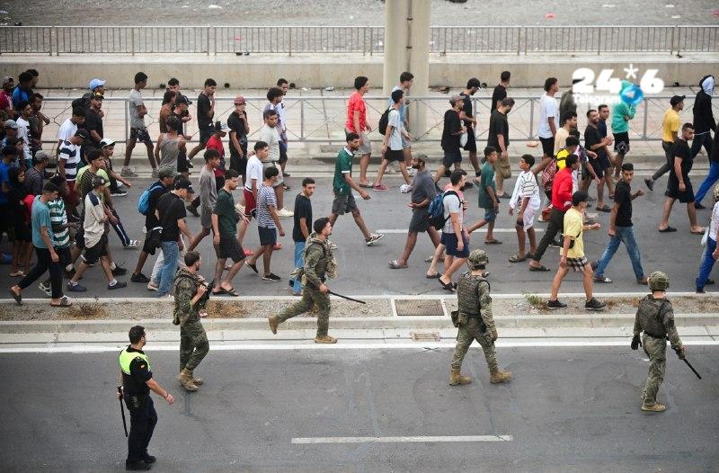 🇮🇱 ספרד: שוטרים וחיילים ספרדים מלווים קבוצה גדולה של מהגרים לגבול כדי להוציאם מהמדינה, לאחר שהמונים חצו א…