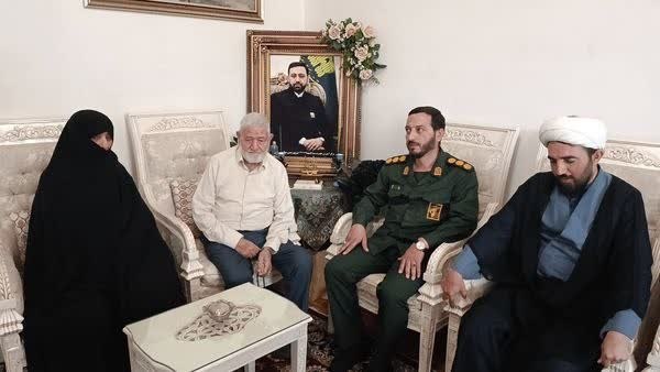 تبریز بیدار [اخبار تبریز]: 🇮🇷دیدار کارمندان بسیجی استان با خانواده شهید مالک رحمتی در مراغه🔹در آستانه هفته دولت جمعی از کارمندان بسیجی استان با خان