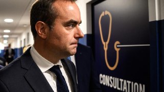 法新总理：不取消两天节假日新官上任三把火。法国新政府还没有出笼，新总理勒科尔尼9月13日通过在接受地方报刊专访向法国社会党伸出橄榄枝，表示在2026年的预算案中不再会取消原定的两天节假日。据最新民调显示，勒科尔尼目前的支持率仅为16%；低于去年年底接任总理的贝鲁。当时贝鲁的支持率曾为20%。60%的法国民众认为勒科尔尼无法与反对党达成妥协，没有能力通过2026年预算案。👉 继续浏览后续：https://rfi.my/C0XH.g