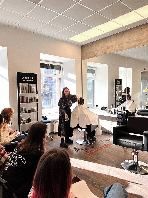 PARK SCHOOLВчера на тренировке мы продемонстрировали различные варианты коротких стрижек по методике #parkbyosipchuk.PARK SCHOOLВчера на тренировке мы продемонстрировали различные варианты коротких стрижек по методике #parkbyosipchuk.