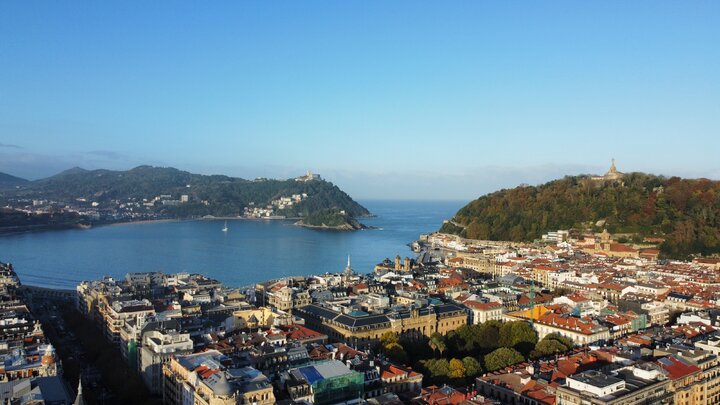 兩個荷蘭女生沒有目的地的公路旅行